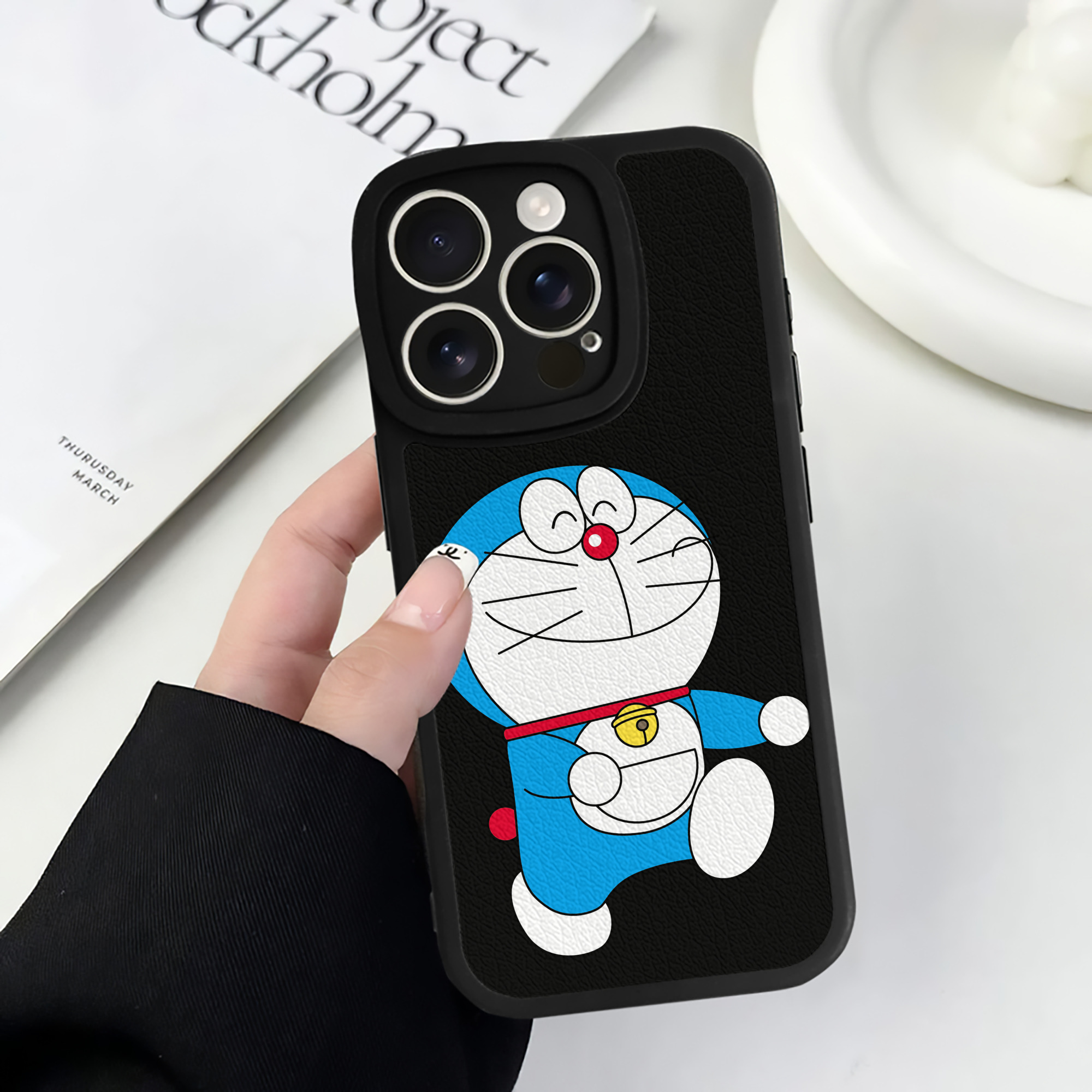 （画像用） ドラえもん Doraemon 【iPhone 16シリーズ対応】シリコンスマホケース（レザー調） 材質：シリコン